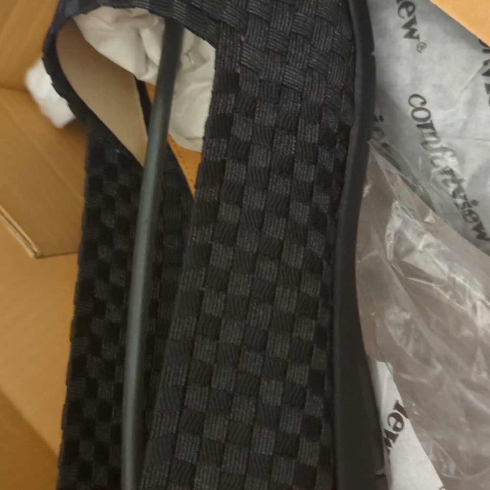 Black summer weave flat